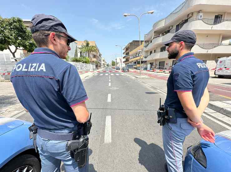 Agenti della polizia in strada