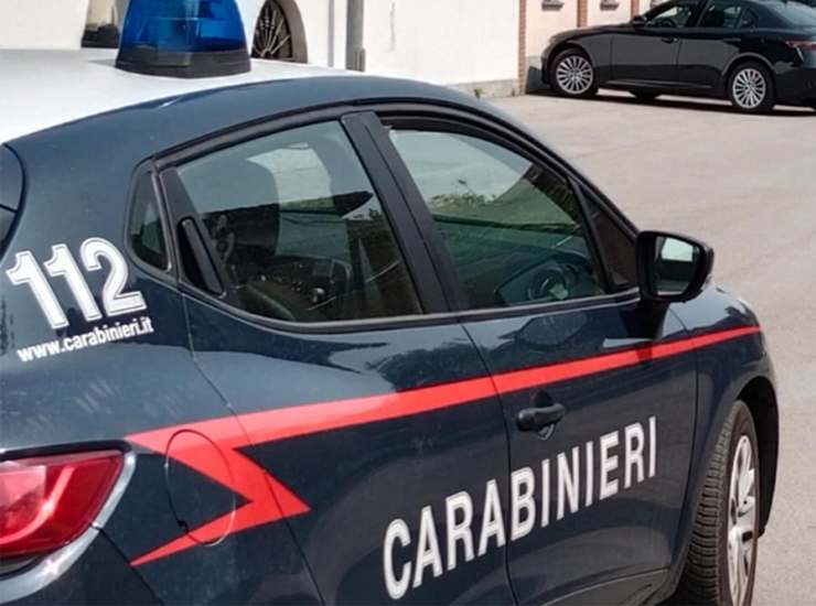 Auto dei carabinieri in primo piano