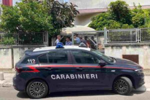 Auto dei carabinieri in strada