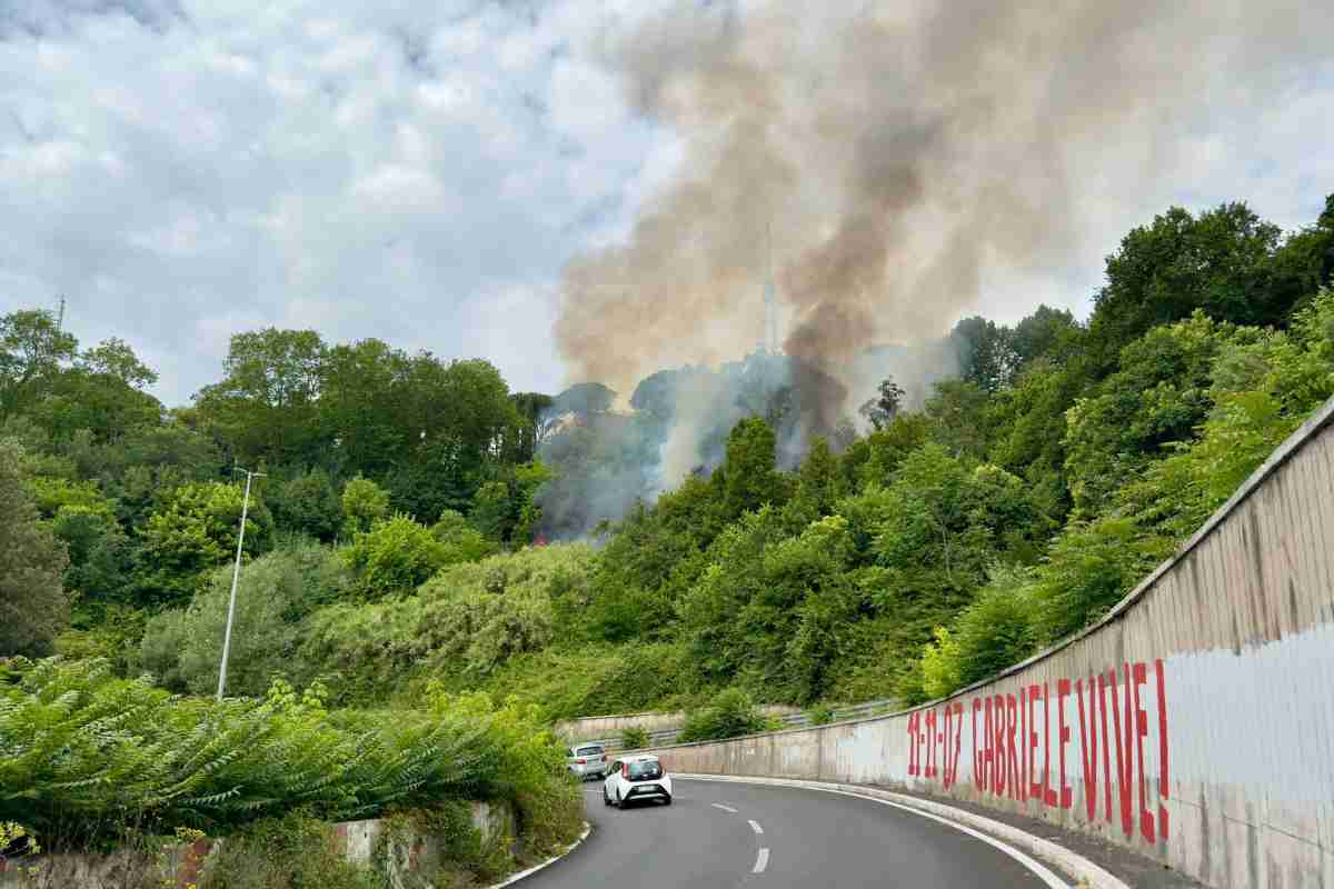 L'incendio scoppiato a Roma