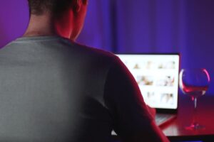 Uomo al pc