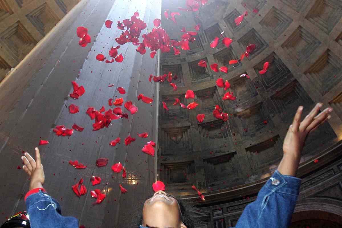 Petali di rosa al Pantheon