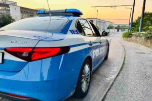 Auto della polizia in strada