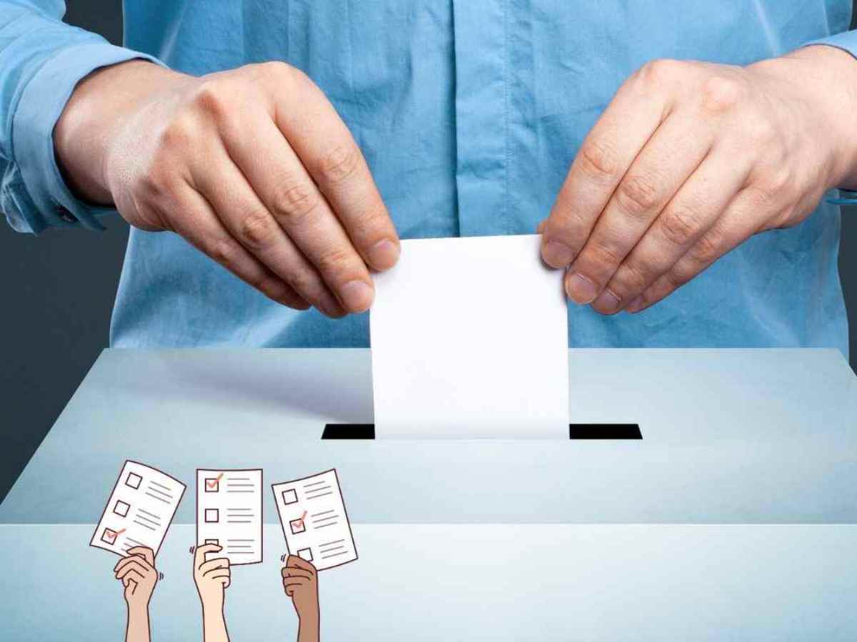 persona che inserisce la tessera nell'urna elettorale