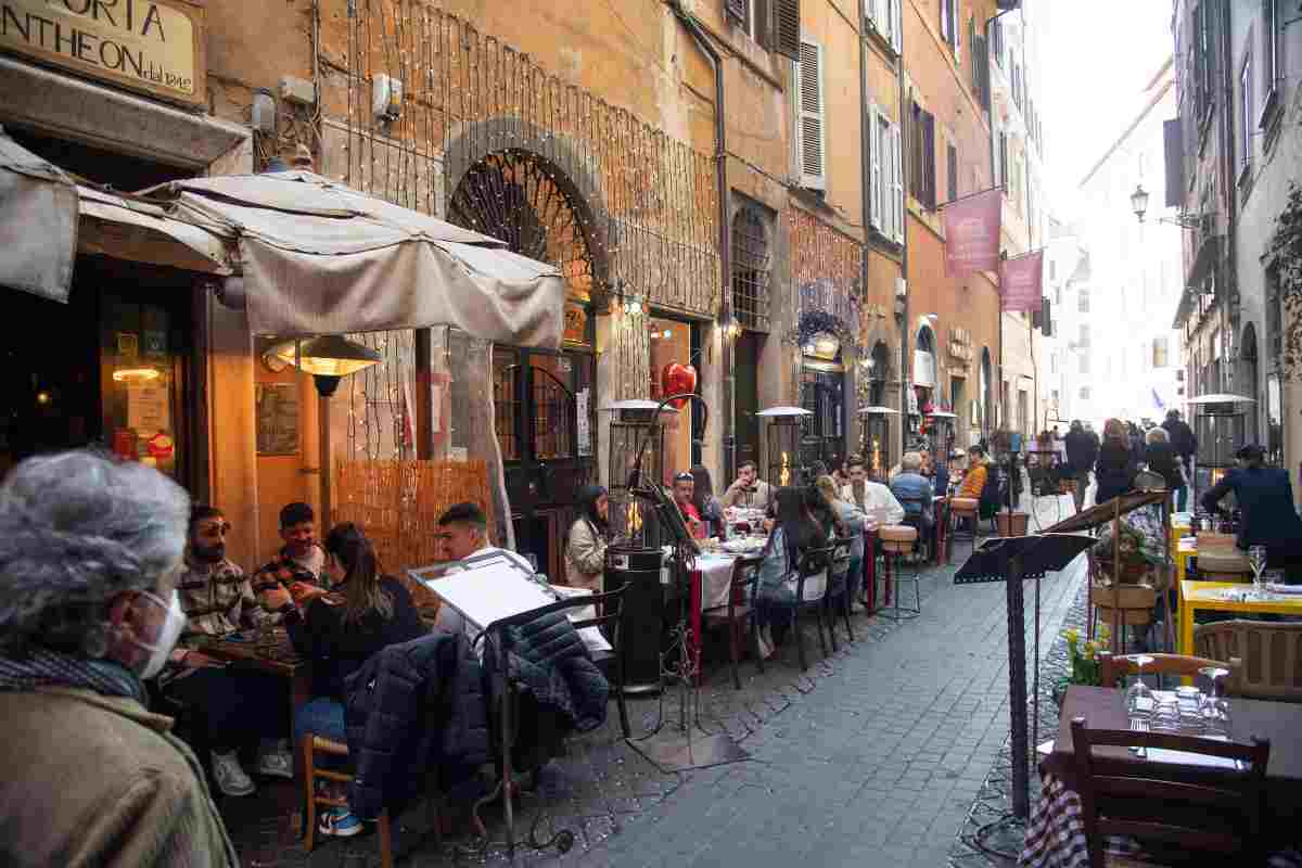 Roma, basta caos: tavoli selvaggi e assembramenti fuorilegge