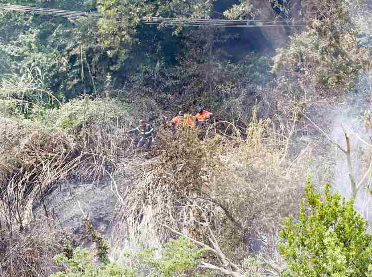I vigili del fuoco a lavoro per spegnere l'incendio
