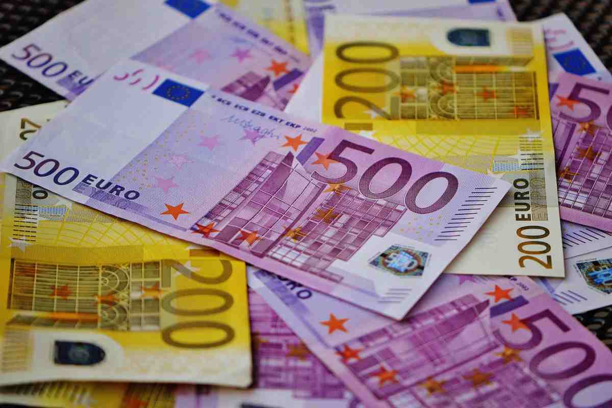Soldi euro tavolo