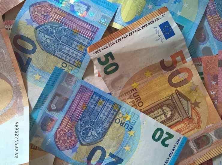 Soldi euro tavolo